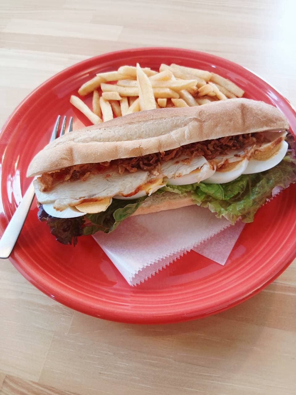 一番人気の照り焼きたまごバインミーとフライドポテト