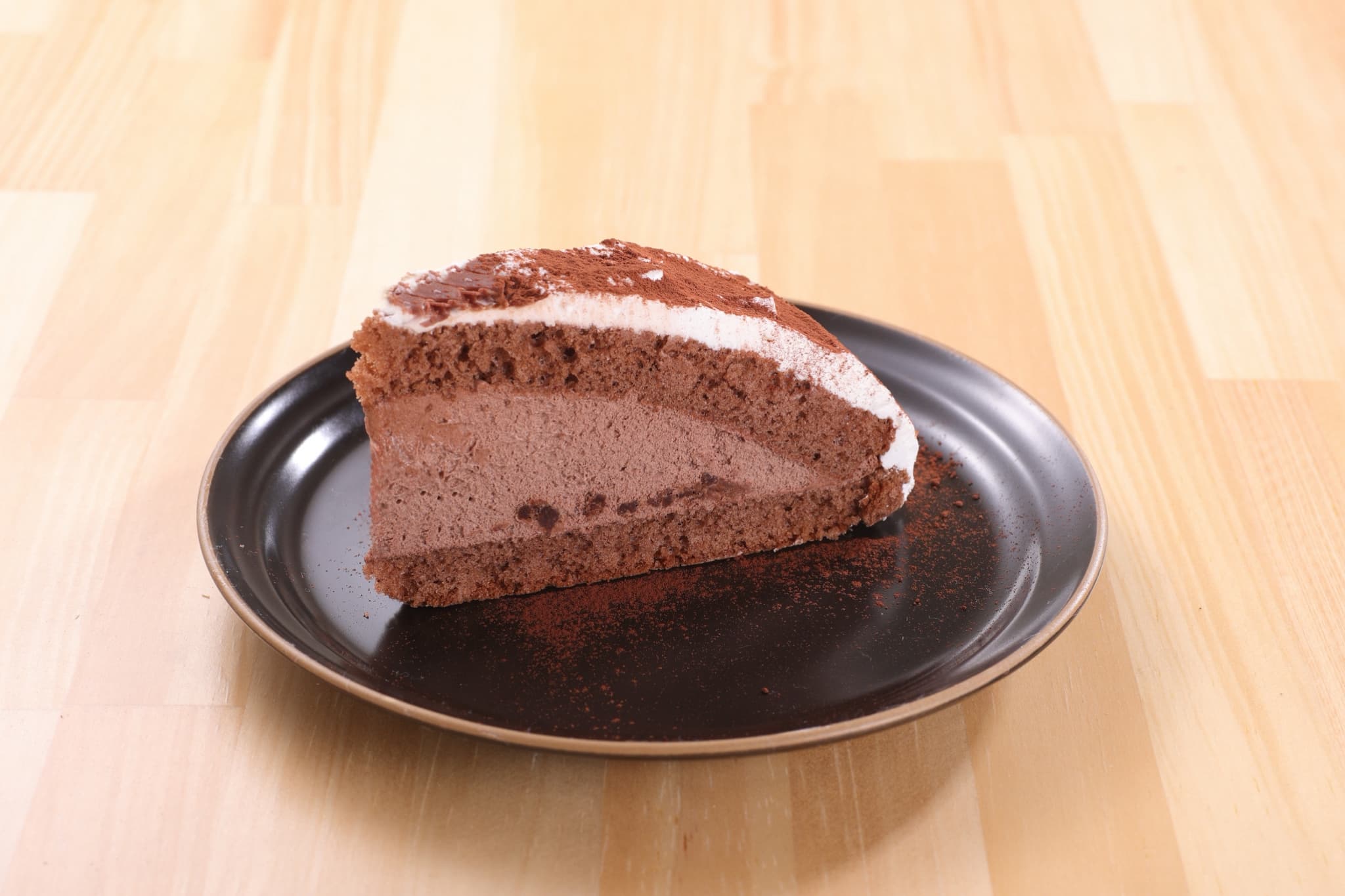ココアパウダーをまとったチョコレートムースケーキ