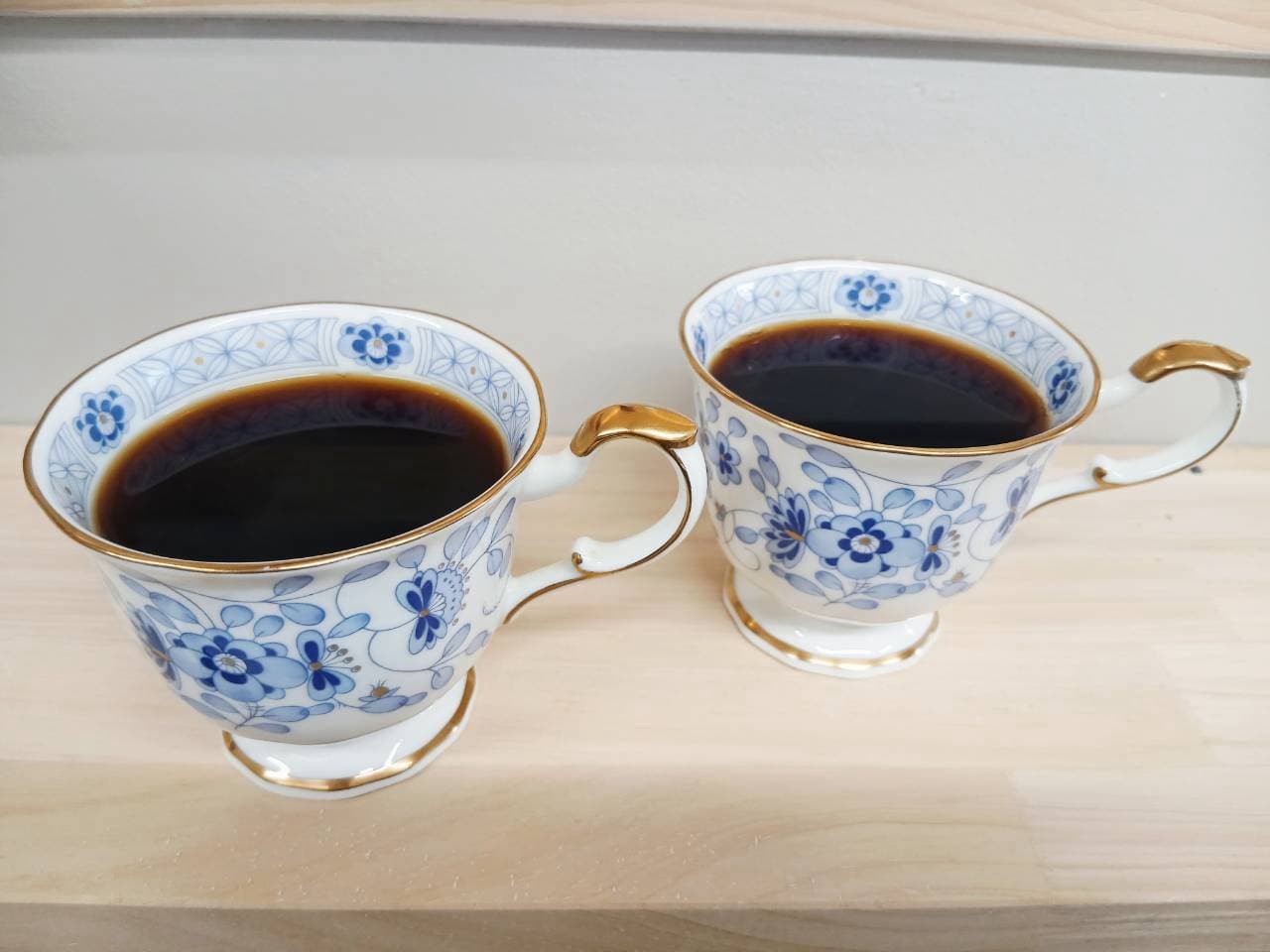 花柄のカップに注いだ淹れたてのブレンド珈琲