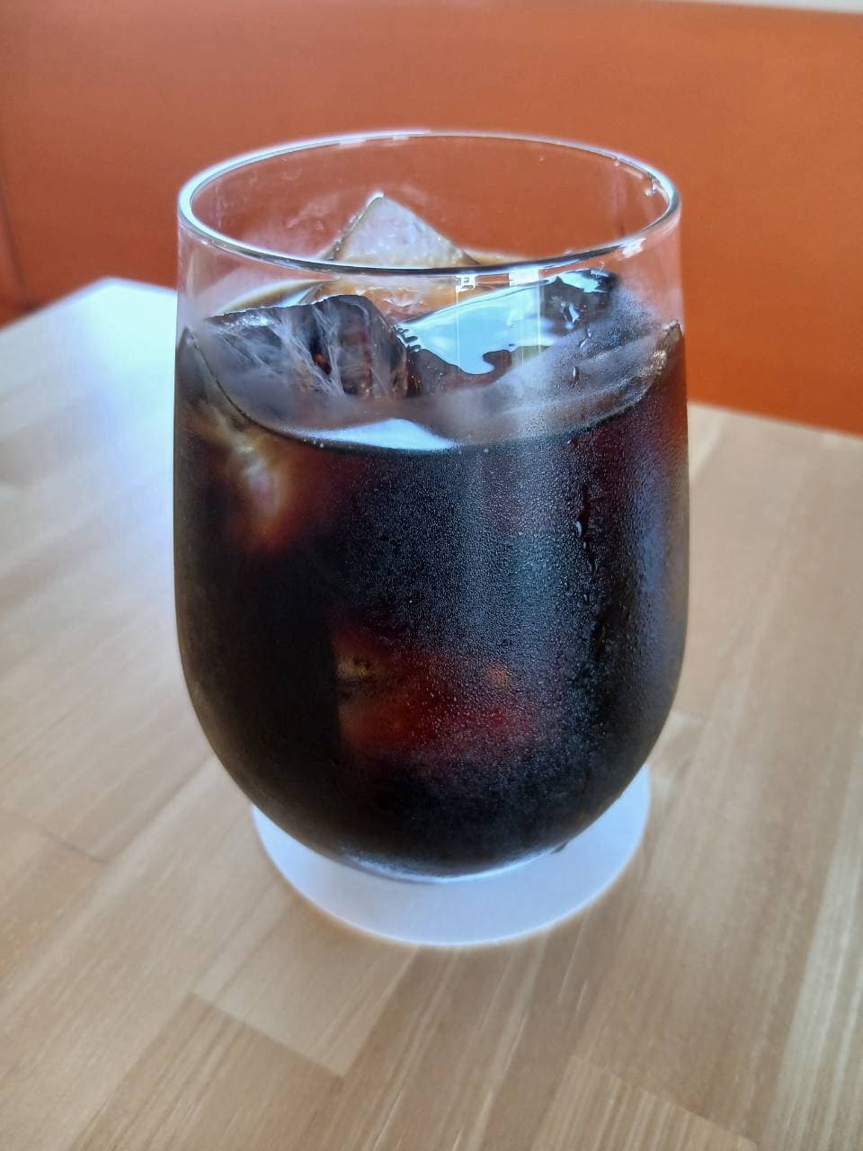 店内で仕込んだアイスコーヒーのグラス