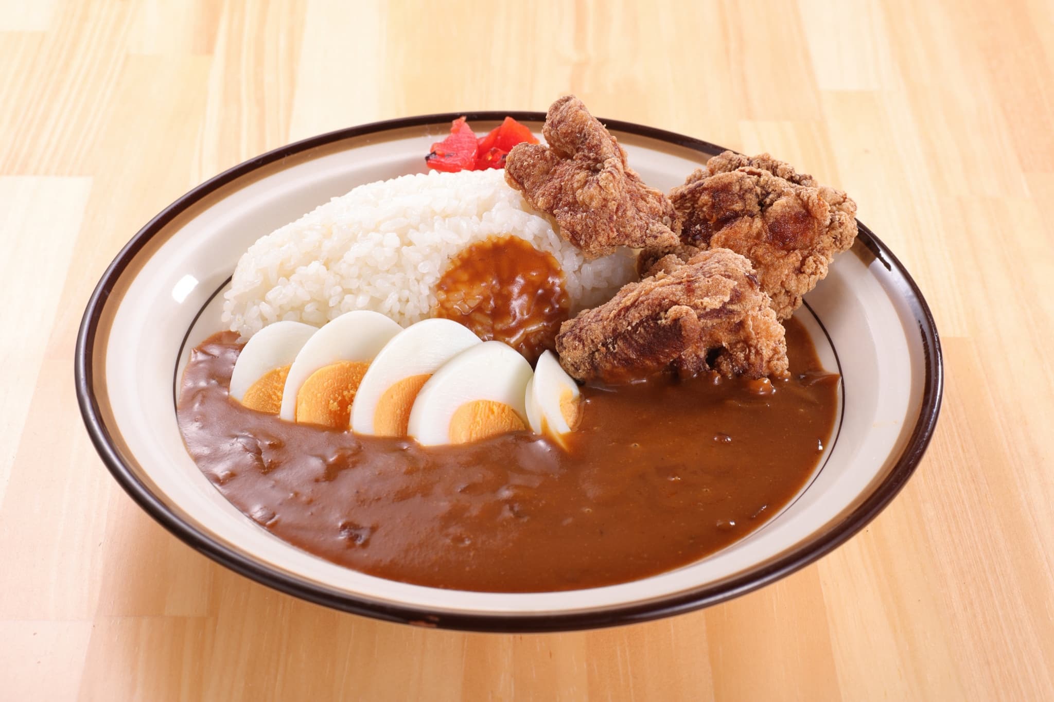 ゆで卵をのせた唐揚げカレー