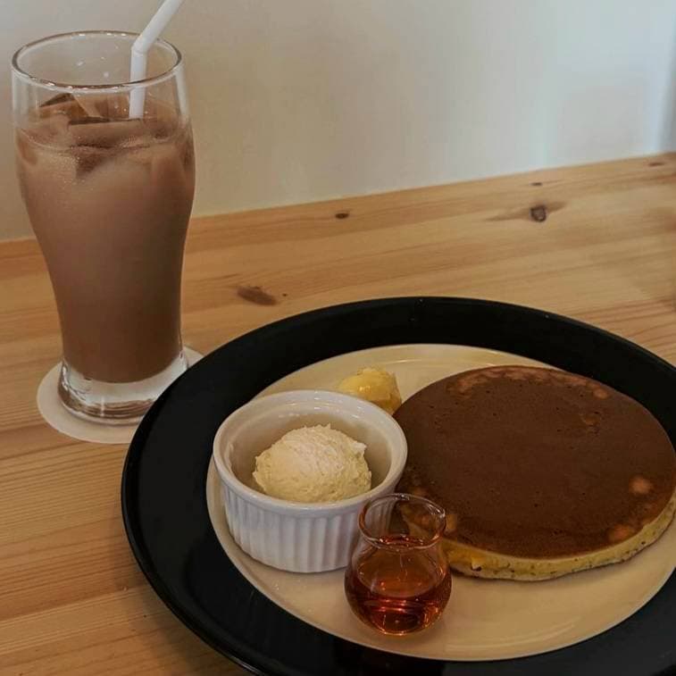 バターとホイップ、シロップを添えた昔ながらのホットケーキ