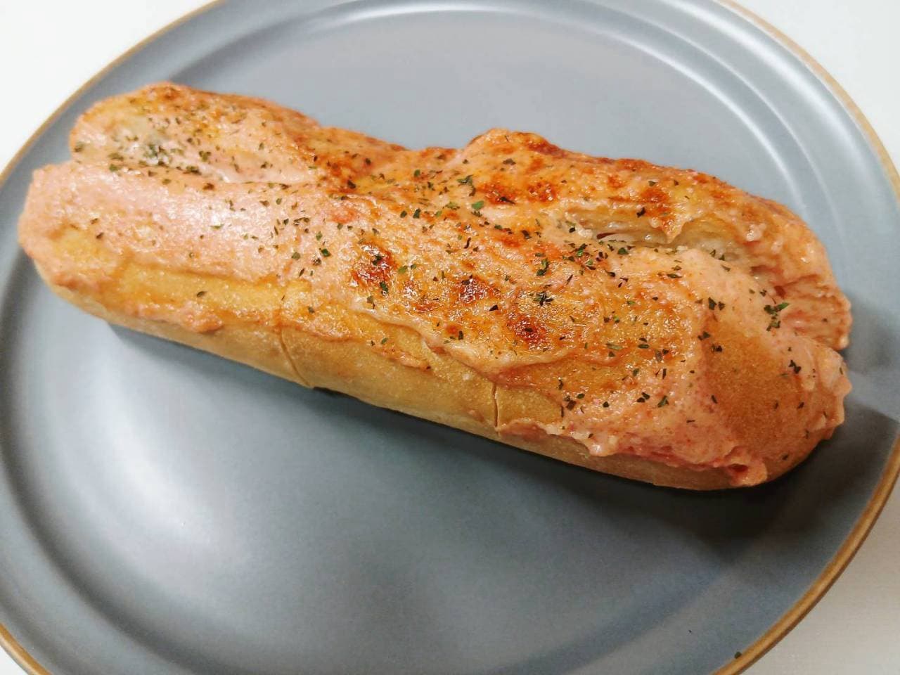 明太子ペーストを塗って香ばしく焼き上げた期間限定の明太フランス