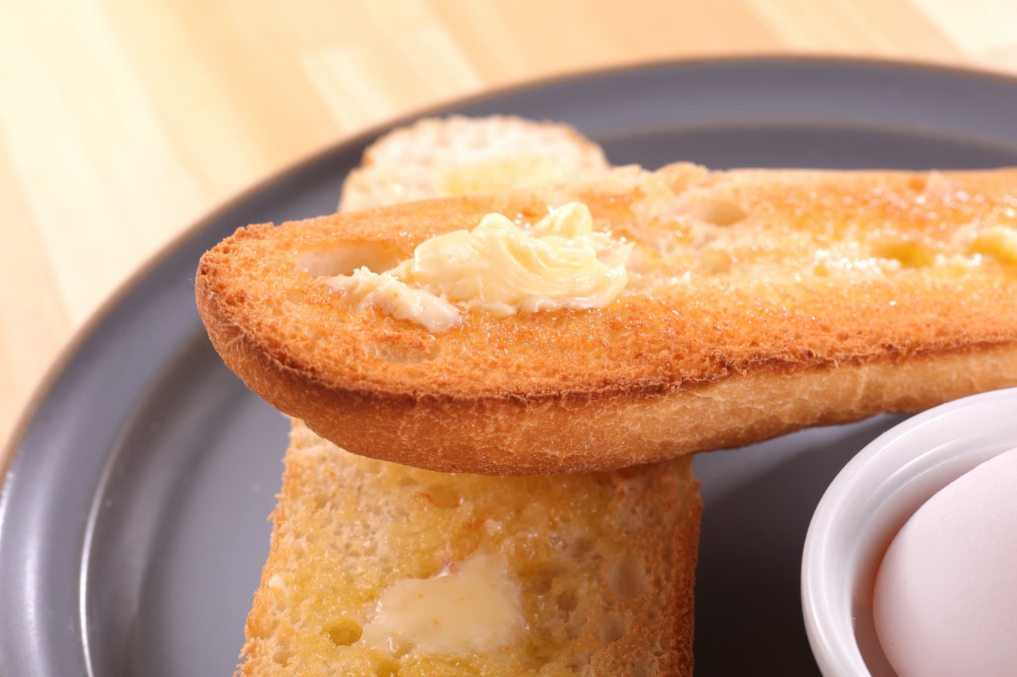 バターが溶けるバインミートーストとゆで卵のモーニング