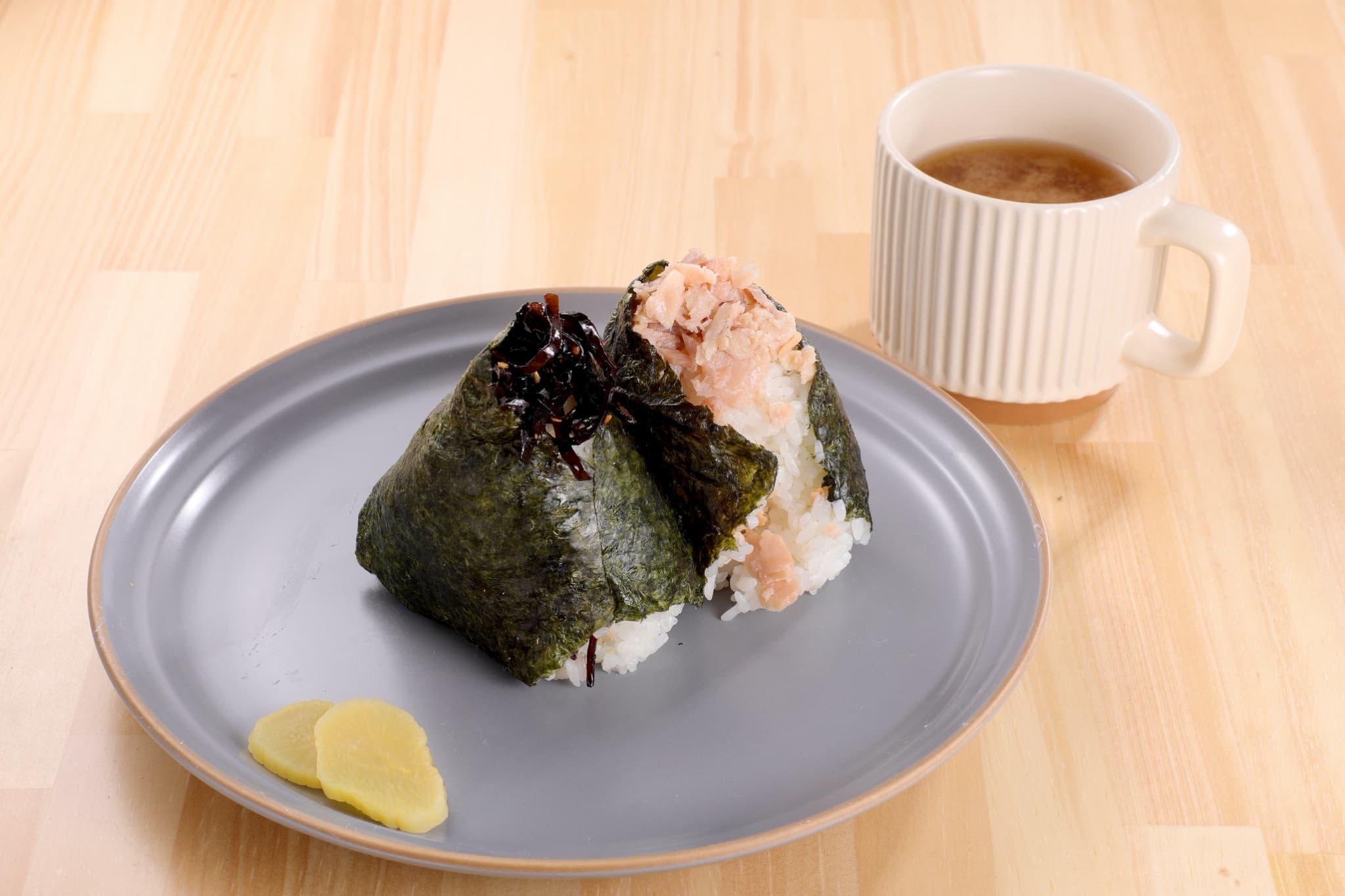 おにぎり2種に漬物とスープを添えた選べるモーニング