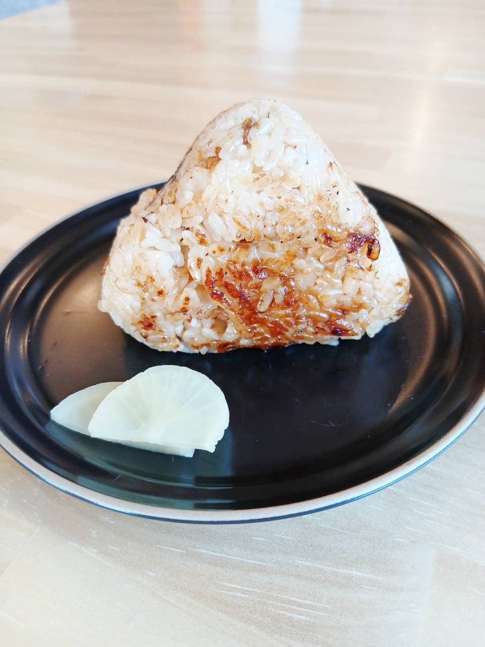 たくあんを添えた焼きおにぎり
