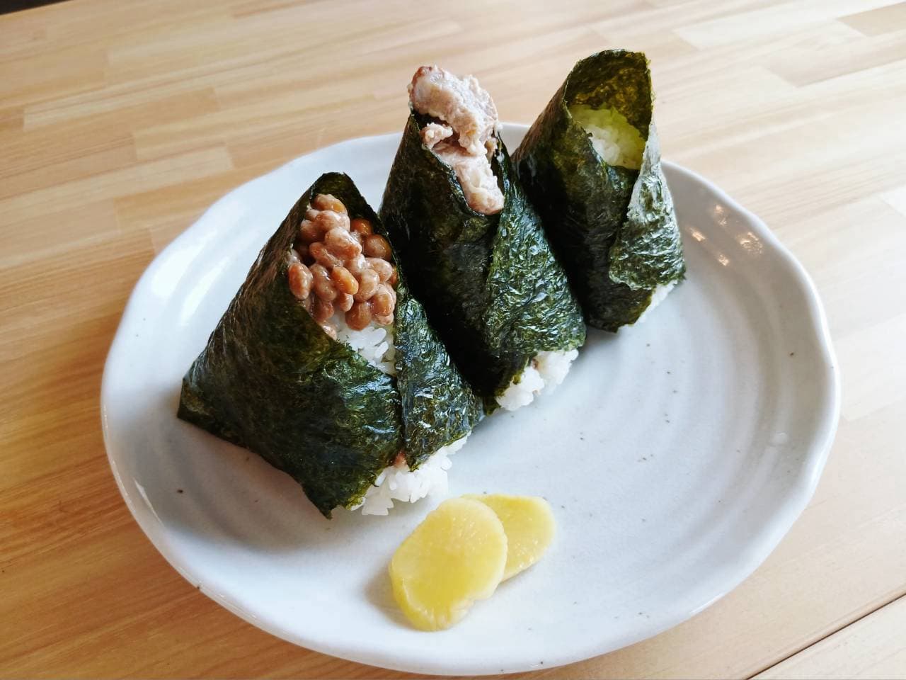 白い皿に盛った3種類のおにぎり